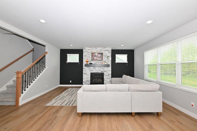 W201N5523 Magnolia LANE, Menomonee Falls, WI 53051