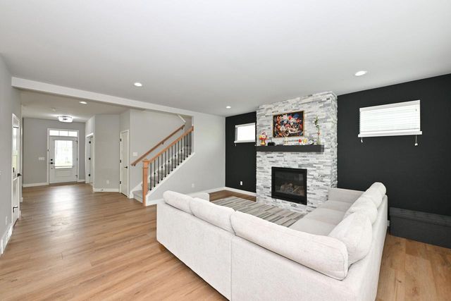 W201N5523 Magnolia LANE, Menomonee Falls, WI 53051