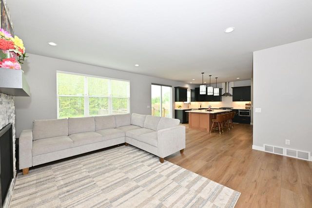 W201N5523 Magnolia LANE, Menomonee Falls, WI 53051