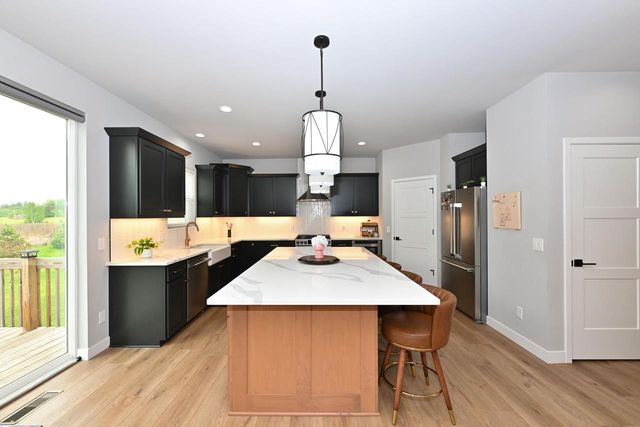 W201N5523 Magnolia LANE, Menomonee Falls, WI 53051