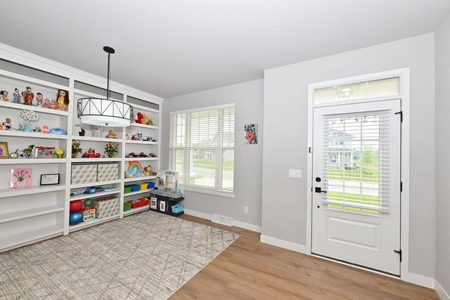 W201N5523 Magnolia LANE, Menomonee Falls, WI 53051