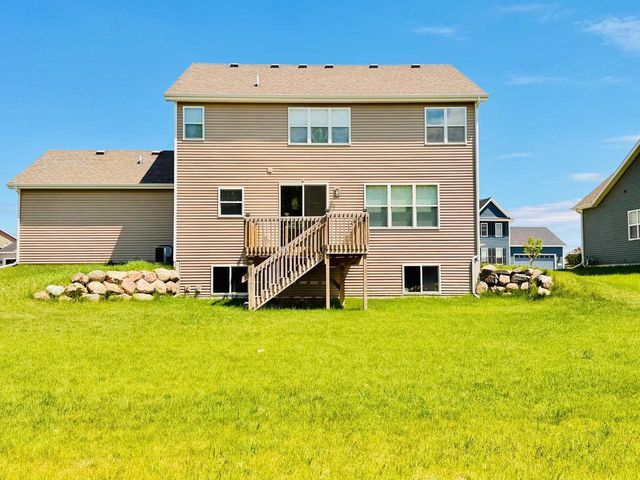 W201N5523 Magnolia LANE, Menomonee Falls, WI 53051