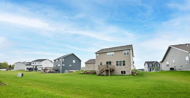 W201N5523 Magnolia LANE, Menomonee Falls, WI 53051