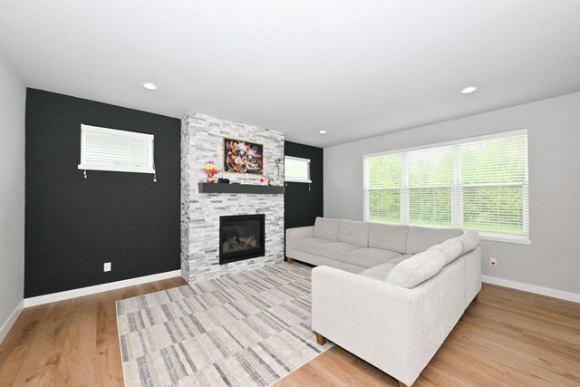 W201N5523 Magnolia LANE, Menomonee Falls, WI 53051