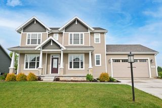 W201N5523 Magnolia LANE, Menomonee Falls, WI 53051