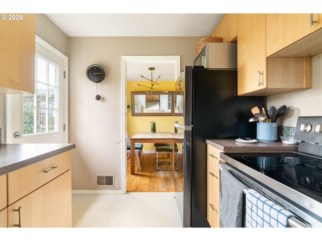 9018 Se MILL St, Portland, OR 97216