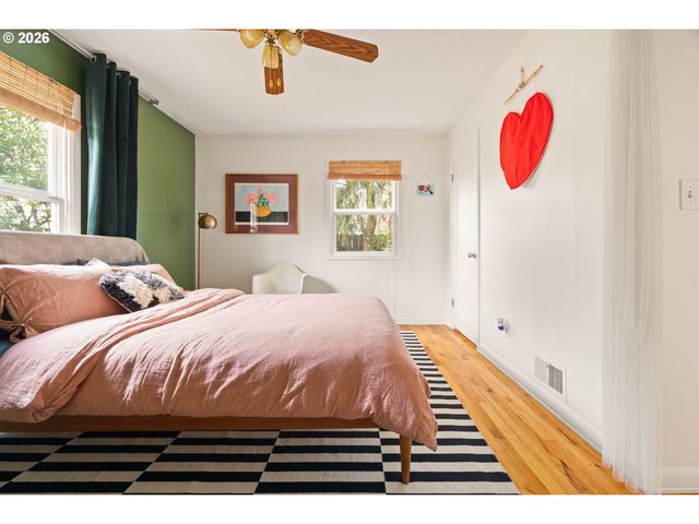 9018 Se MILL St, Portland, OR 97216