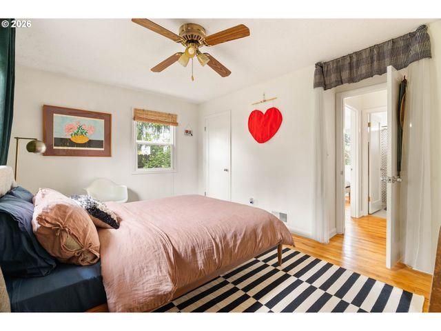 9018 Se MILL St, Portland, OR 97216