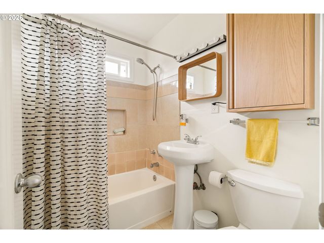 9018 Se MILL St, Portland, OR 97216