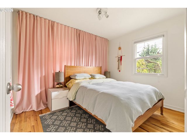 9018 Se MILL St, Portland, OR 97216