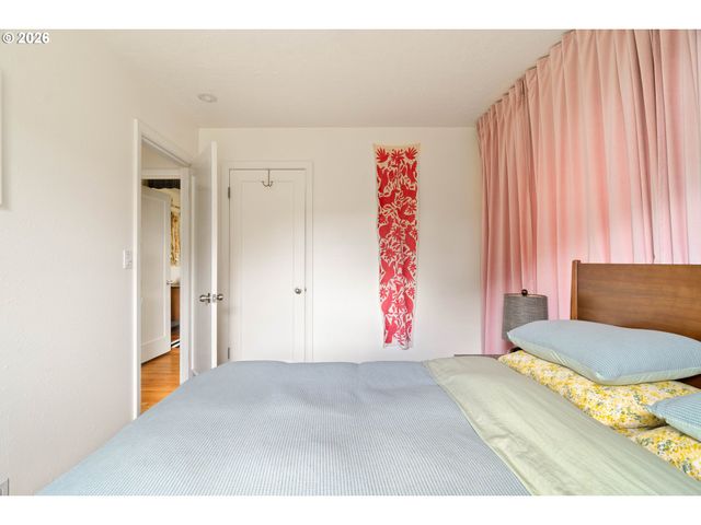 9018 Se MILL St, Portland, OR 97216