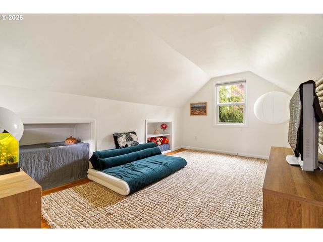 9018 Se MILL St, Portland, OR 97216