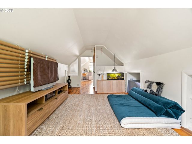 9018 Se MILL St, Portland, OR 97216