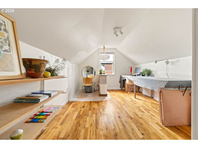 9018 Se MILL St, Portland, OR 97216