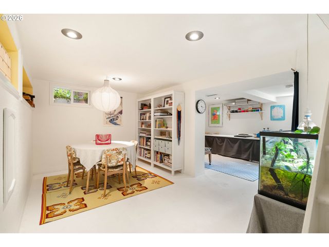 9018 Se MILL St, Portland, OR 97216