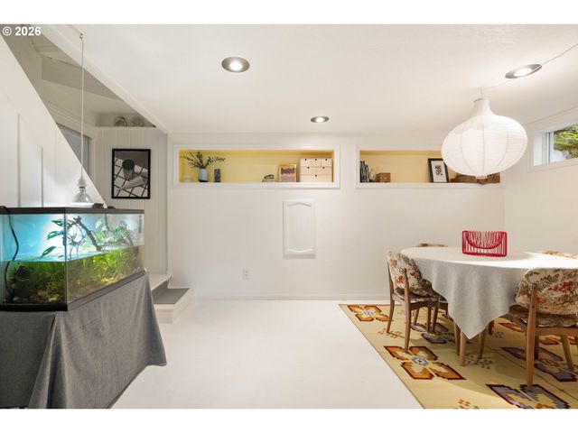 9018 Se MILL St, Portland, OR 97216