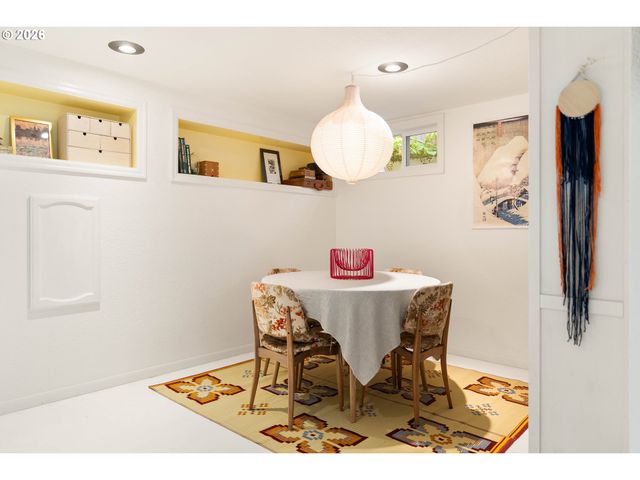 9018 Se MILL St, Portland, OR 97216