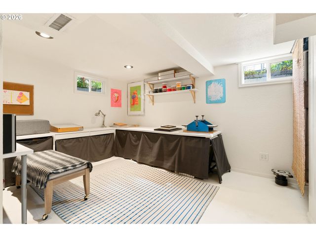 9018 Se MILL St, Portland, OR 97216