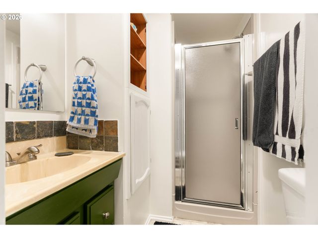 9018 Se MILL St, Portland, OR 97216