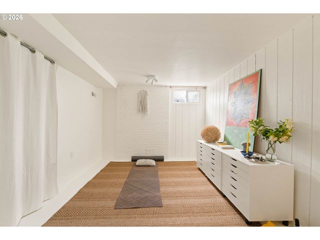 9018 Se MILL St, Portland, OR 97216