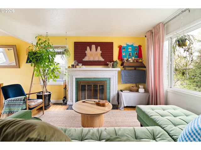 9018 Se MILL St, Portland, OR 97216