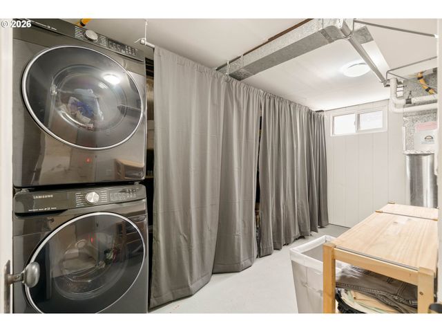 9018 Se MILL St, Portland, OR 97216