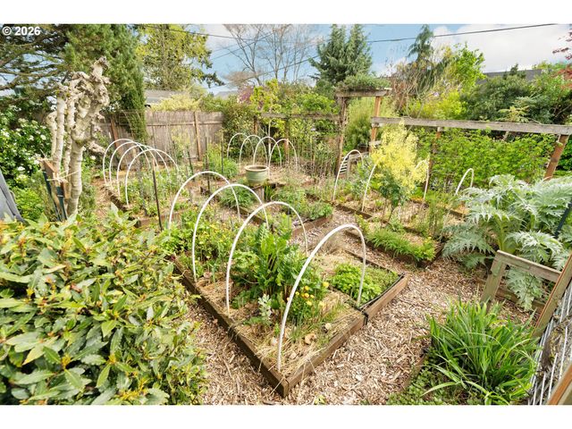 9018 Se MILL St, Portland, OR 97216