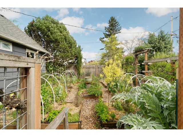 9018 Se MILL St, Portland, OR 97216