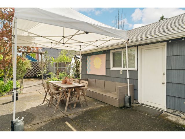 9018 Se MILL St, Portland, OR 97216