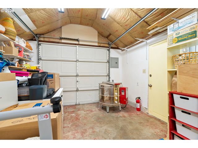 9018 Se MILL St, Portland, OR 97216