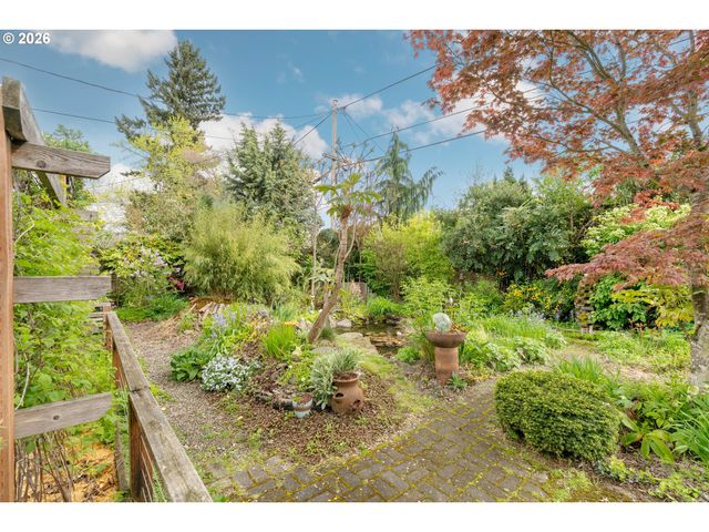 9018 Se MILL St, Portland, OR 97216