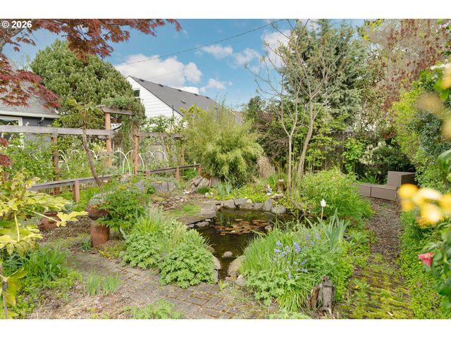 9018 Se MILL St, Portland, OR 97216