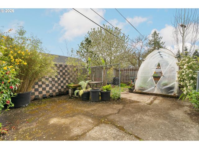 9018 Se MILL St, Portland, OR 97216