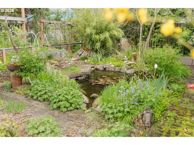 9018 Se MILL St, Portland, OR 97216