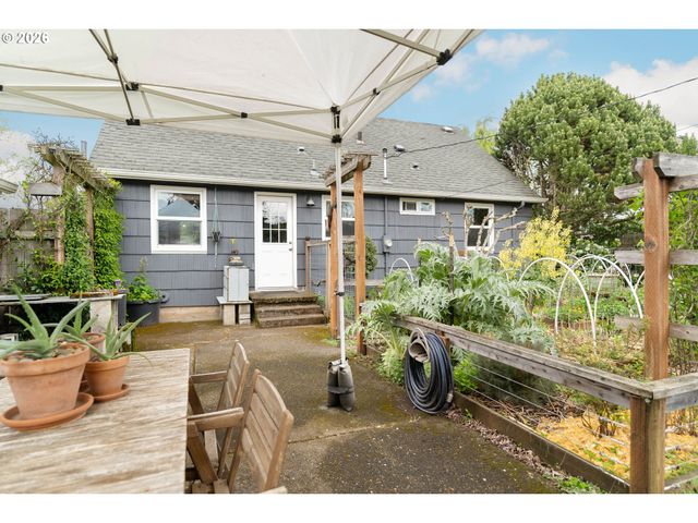 9018 Se MILL St, Portland, OR 97216