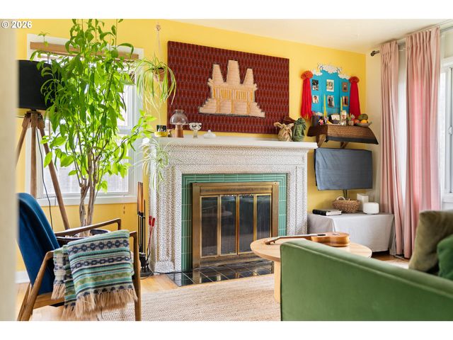 9018 Se MILL St, Portland, OR 97216