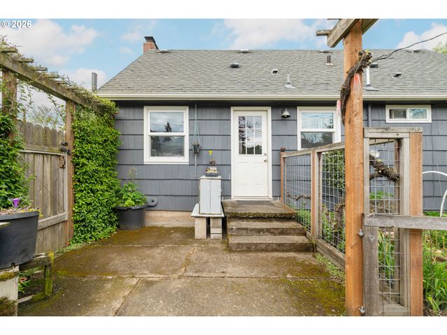 9018 Se MILL St, Portland, OR 97216