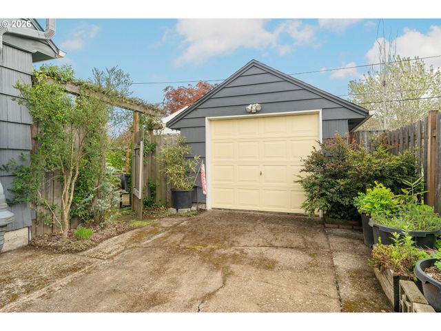 9018 Se MILL St, Portland, OR 97216