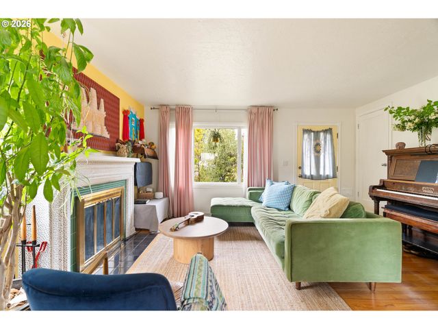 9018 Se MILL St, Portland, OR 97216