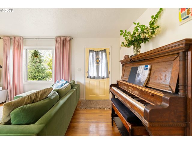 9018 Se MILL St, Portland, OR 97216