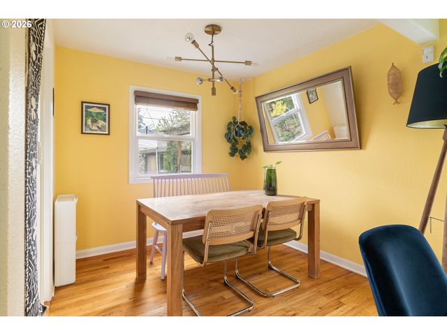 9018 Se MILL St, Portland, OR 97216