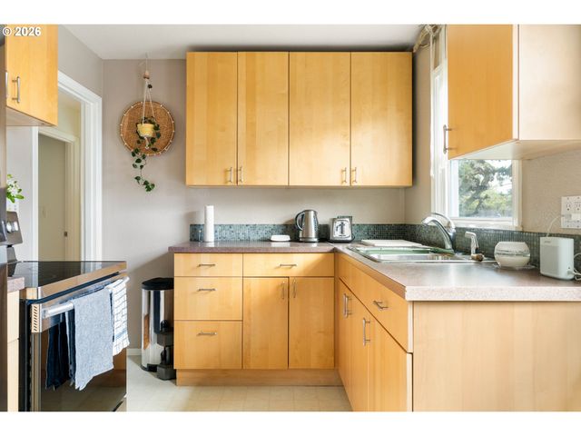 9018 Se MILL St, Portland, OR 97216