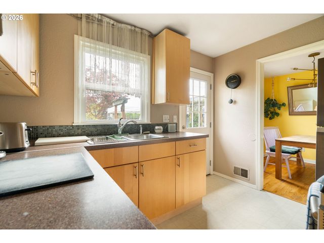 9018 Se MILL St, Portland, OR 97216