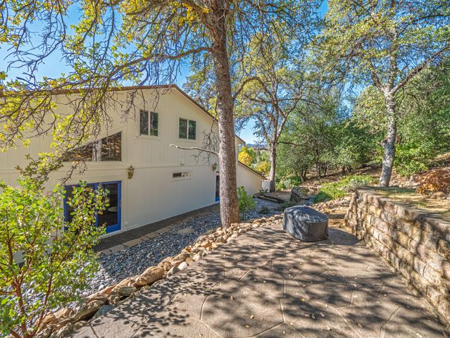 2520 Snow Lane, Redding, CA 96003