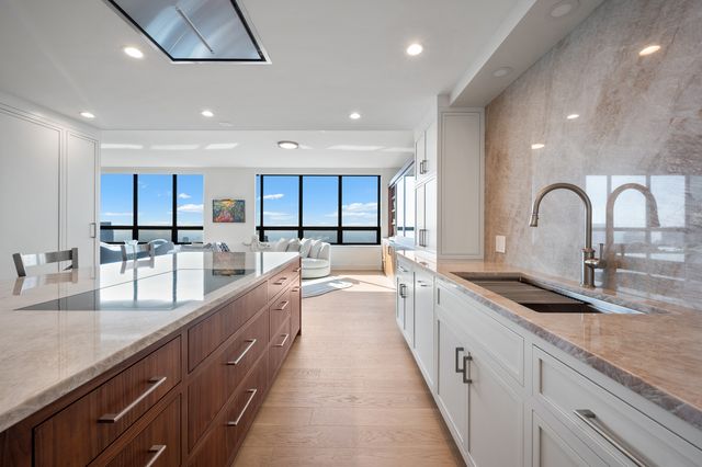 180 E PEARSON Street 6907, Chicago, IL 60611