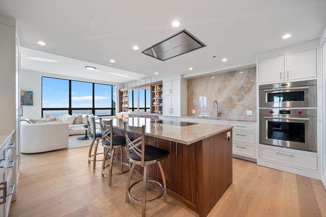 180 E PEARSON Street 6907, Chicago, IL 60611