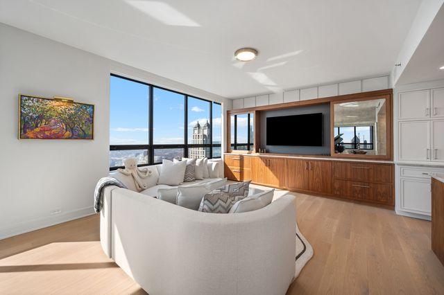 180 E PEARSON Street 6907, Chicago, IL 60611