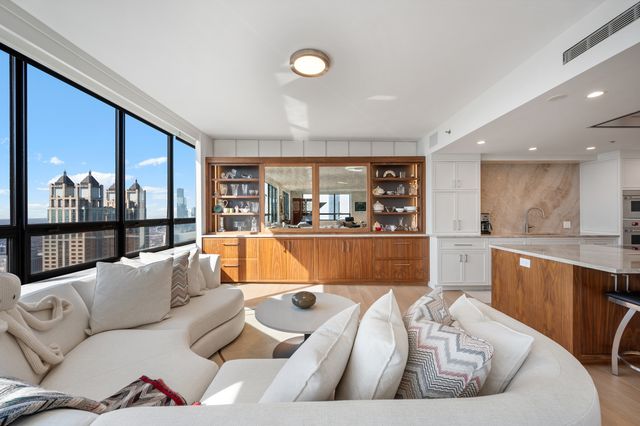 180 E PEARSON Street 6907, Chicago, IL 60611