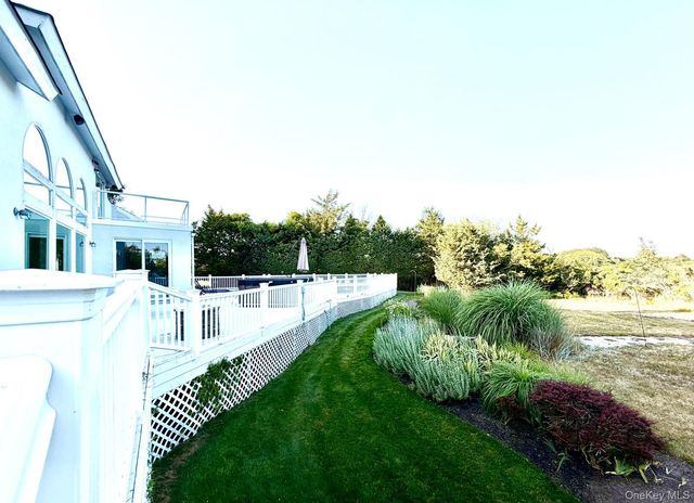 18 Pine Tree Lane, Westhampton, NY 11977