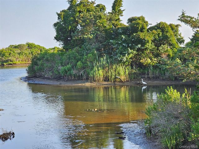 18 Pine Tree Lane, Westhampton, NY 11977